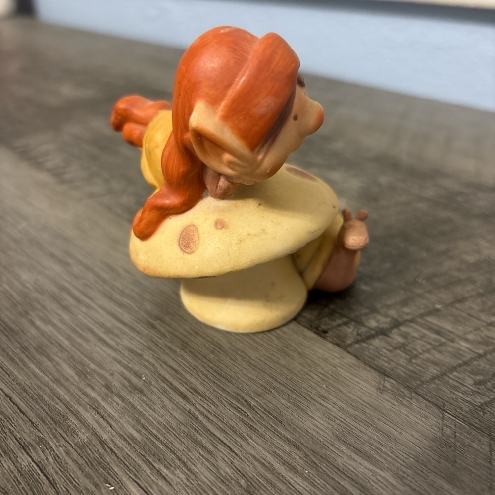 Vintage Elf figurine, Times of Tranquility, from 1973. Elf sitting on a mushroom - Picture 5 of 9
